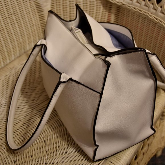 Host pick 😍White Vegan leather Purse - Picture 5 of 6